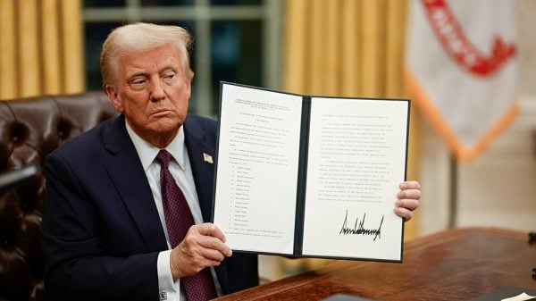 Warum Donald Trump gehasst wird: Er hält eine von ihm am ersten Tag seiner zweiten Amtszeit unterzeichnete Präsidialerklärung in den Händen.