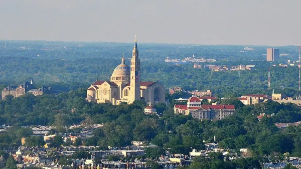 Donald Trump ehrt die Jungfrau Maria: Basilika des Nationalheiligtums der Unbefleckten Empfängnis vom Washington Monument aus gesehen